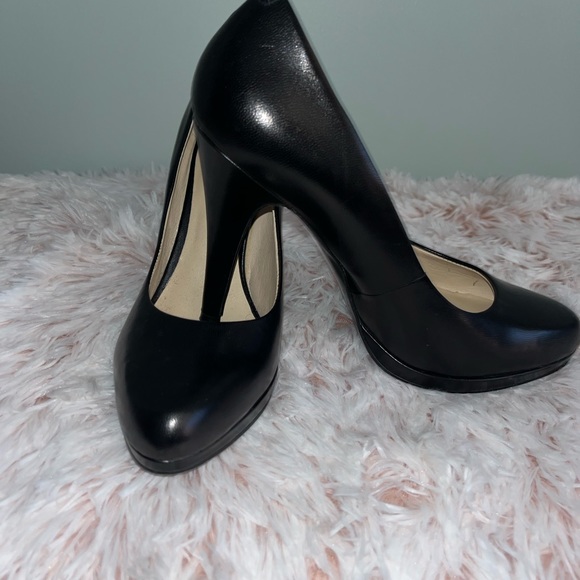 Classic Black Nine West heel.  Size 7, approx 4.25 inch heel.  Worn for 1 hour - Picture 3 of 3
